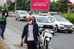 Lo trễ chuyến, hành khách bỏ xe 'lội bộ' vào sân bay Tân Sơn Nhất