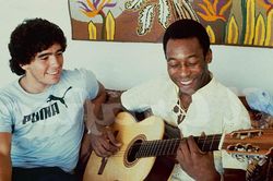 Pele chơi bóng cùng Maradona trên... thiên đường