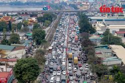 Dòng người hối hả rời Hà Nội về quê nghỉ Tết Dương lịch 2023