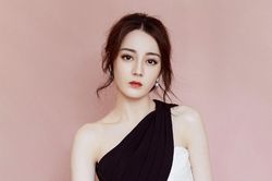Địch Lệ Nhiệt Ba nhận tin buồn cuối năm, fan vừa thương vừa xót