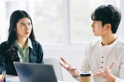 Bắt nạt nơi công sở không chỉ còn là bạo lực