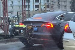 Khan hiếm điện, người Ukraine độ Tesla thành xe chạy xăng