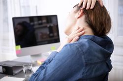 Thói quen gây bệnh thoái hóa cột sống cổ nhiều người dễ mắc