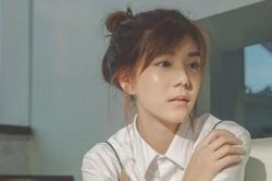 Nhìn số điện thoại dán trong phòng ngủ, tôi phân vân đến mất ăn mất ngủ