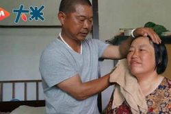 Người đàn ông 30 năm chăm bạn gái bị liệt