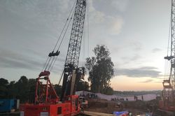 Chạy đua với thời gian cứu bé trai 10 tuổi rơi xuống trụ bê-tông sâu 35m