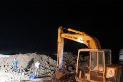 Bé trai 10 tuổi rơi xuống trụ bê tông sâu 35m