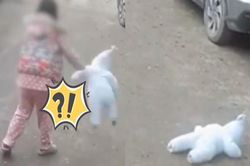 Mẹ ném con xuống đường giữa trời lạnh giá gây phẫn nộ
