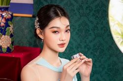 Cẩm Đan, Bé Quyên quyến rũ trong trang phục truyền thống.