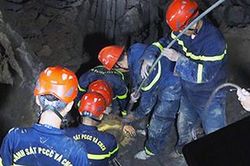 Chạy đua với thời gian cứu bé trai 10 tuổi rơi xuống trụ bê tông sâu 35m