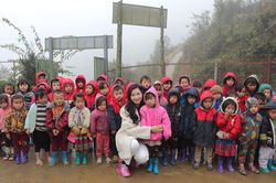 Lương Giang lên vùng cao làm từ thiện
