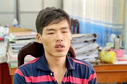Cô gái ngã xuống đường khi bị giật dây chuyền