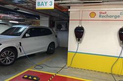 Lợi dụng khe hở, nhiều chủ ô tô điện tìm cách sạc pin miễn phí