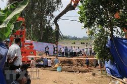 Đồng Tháp: Dùng máy khoan làm mềm đất để nhổ cọc bêtông, cứu bé trai