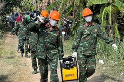 Công binh cùng thiết bị chuyên dụng được điều động đến giải cứu bé trai rơi xuống trụ bê tông sâu 35m