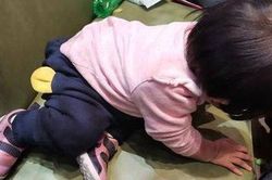 Bé 3 tuổi giẫm chân lên ghế, mẹ nói một câu khiến ai cũng ngán ngẩm