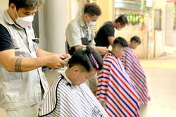 Hớt tóc miễn phí cho người dân