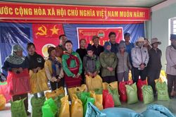 Tặng quà Tết cho người nghèo tại xã Đak Jơ Ta