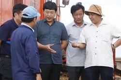 Bé trai rơi trong ống trụ bê tông: Tiên lượng khả năng sống sót thấp