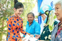 Hoa hậu Thanh Hà trao yêu thương cho bà con nghèo những ngày cận Tết