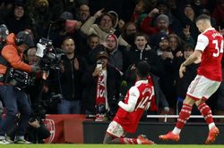 Cuộc đua vô địch Ngoại hạng Anh: Arsenal cho Man City 'hít khói'