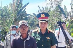 Quân khu 9 hỗ trợ cho gia đình bé trai bị lọt xuống trụ bê tông 1 căn nhà