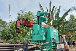 Đưa giàn khoan phụt tia nước áp lực cao đến hiện trường cứu cháu bé