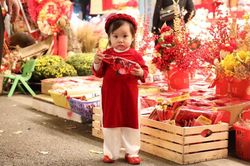 Phố Hàng Mã rực sắc đỏ chào đón Tết Quý Mão 2023