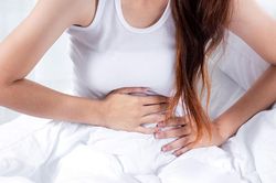 Hy hữu nữ bệnh nhân bị dính buồng trứng và vòi trứng lên thành bụng