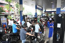 Giá xăng quay trở lại mốc trên 22.000 đồng/lít
