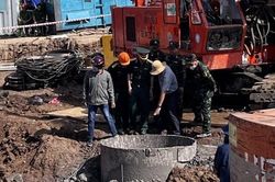 Khẩn trương kéo cọc bê tông có cháu bé bị lọt bên trong lên mặt đất