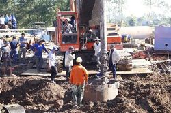 Vụ bé trai rơi xuống trụ bê tông sâu 35m: Điều kỳ diệu đã không xảy ra