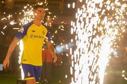 Ronaldo mặc áo số 7, ra mắt hoành tráng ở Al Nassr