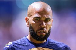 Dani Alves phản ứng ra sao với cáo buộc tấn công tình dục?