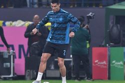 Ronaldo muối mặt khi liên tiếp biểu diễn lỗi ở buổi tập đầu tiên tại Al Nassr