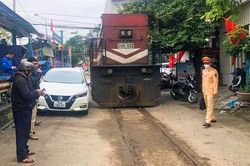 Tranh đường tàu hỏa!