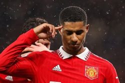 Tiếp đà thăng hoa, MU áp sát Top 2 Premier League