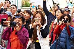 Trung Quốc mở cửa, người dân háo hức vi vu nước ngoài 'du lịch trả thù'