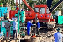 Vụ bé trai lọt trụ bê tông sâu 35m: Đang gắn cáp kéo ống trụ lên khỏi mặt đất