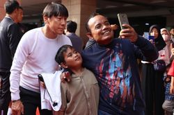 Indonesia 'bán chạy như tôm tươi' dù giá vé bán kết lượt đi cao hơn Việt Nam