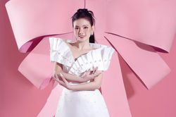 'Mẹ hai con' Thu Thủy mừng tuổi mới với hình ảnh trẻ trung, rạng rỡ