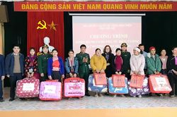 Tặng quà phụ nữ, học sinh có hoàn cảnh khó khăn