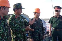 Vẫn chưa thể nhổ cọc bê tông để giải cứu cháu bé ở Đồng Tháp