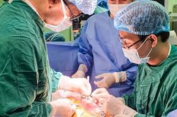 Tạo hình thực quản bằng đại tràng cho bé gái mắc bệnh hiếm gặp