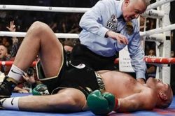 Sững sờ clip Tyson Fury bị đấm ngã ngửa, không còn là tay đấm bất bại
