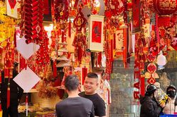 Sôi động thị trường đồ trang trí Tết Nguyên đán
