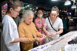 Đi chơi Tết Dương lịch: Khách ít, vẫn có tình trạng 'chặt chém'