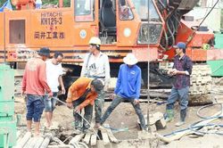 Nỗ lực đưa bé trai tử vong ra khỏi cọc bêtông trong thời gian sớm nhất