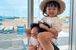 Mới tròn 2 tuổi chưa lâu, ái nữ Cường Đô La đã có sở thích 'xa xỉ' giống bố