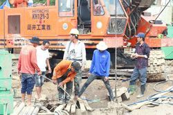 Bé trai rơi xuống trụ bê tông được xác định đã tử vong